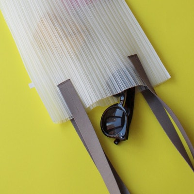 香川県産プリーツバッグ・ストライプ・ラージ[シルバー1点]軽やかで上品な透け感のあるショルダーバッグ