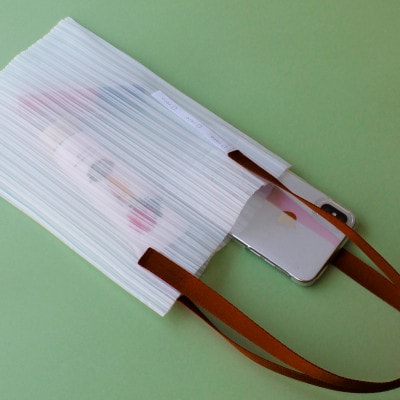 香川県産 プリーツバッグ・ストライプ・スモール[ブロンズ1点]　軽やかで上品な透け感のあるバッグ