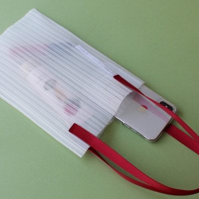 香川県産 プリーツバッグ・ストライプ・スモール[レッド1点]　軽やかで上品な透け感のあるバッグ