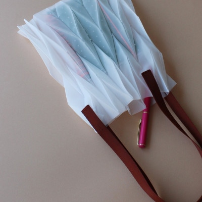 香川県産 プリーツバッグ・ヘリンボーン・スモール[ブロンズ1点]　軽やかで上品な透け感のあるバッグ