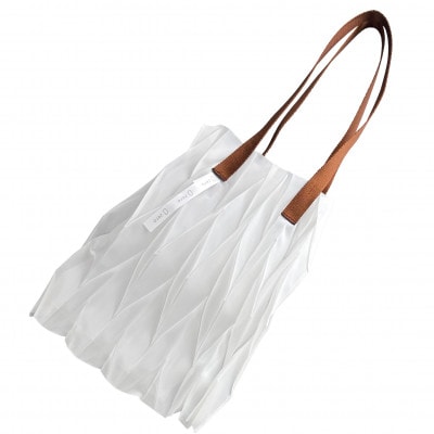 香川県産 プリーツバッグ・ヘリンボーン・スモール[ブロンズ1点]　軽やかで上品な透け感のあるバッグ