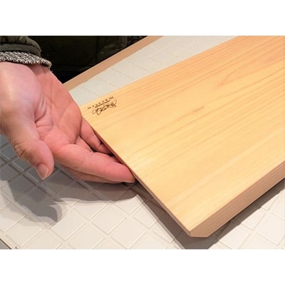 ギフトにおススメ!オシャレで便利!紀州ヒノキ(一枚板)カッティングボード　手掛付【家具職人手造り】
