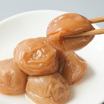 [無地のし付]紀州南高梅はちみつ味1kg(中粒～大粒)(ピンク色不織布風呂敷包み付)小原久吉商店