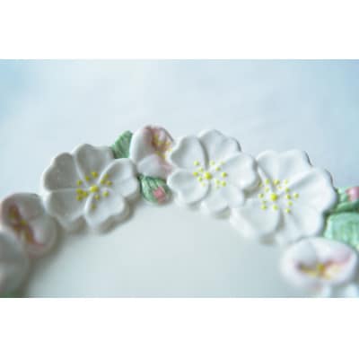 【陶器】野ばら　小皿　(白)　つちのわ　石黒美佐緒　作　1枚