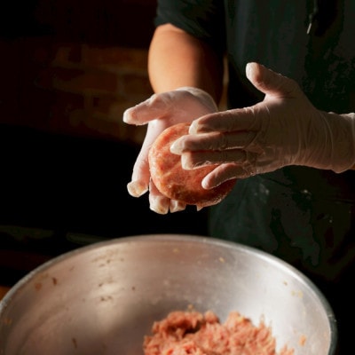 【毎月定期便】チーズ in ハンバーグ　グリル 4個入 (デミグラスソース)2セット全6回