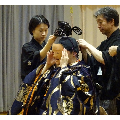 能楽師による能装束着附け&能舞台の上で写真撮影
