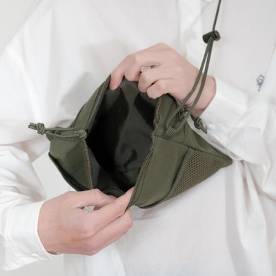 【KEYMEMORY　鎌倉】フラットサコッシュ OLIVE　1個