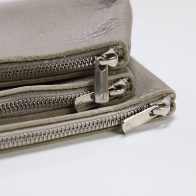 MASSTARD -MINIMAL LEATHER POUCH PETIT- GREIGE