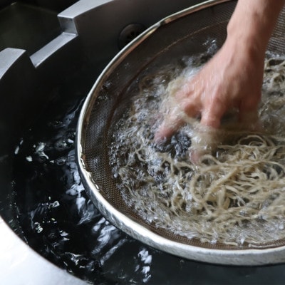 【手打そば竜山の自慢の逸品】山形県産「出羽かおり」を使用した香り高い打ち立て生麺　5人前