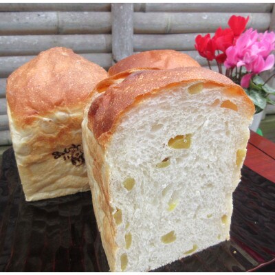 米麹甘酒から作った生地にひたちなか市名産の干し芋を加えて丁寧に焼き上げた無添加食ぱん3斤セット