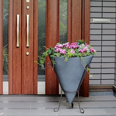 ファイバー製コーン鉢の鉢植え(季節のお花)