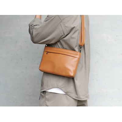 機能性と上質を極めた / レザーライク サコッシュ [ブラウン]