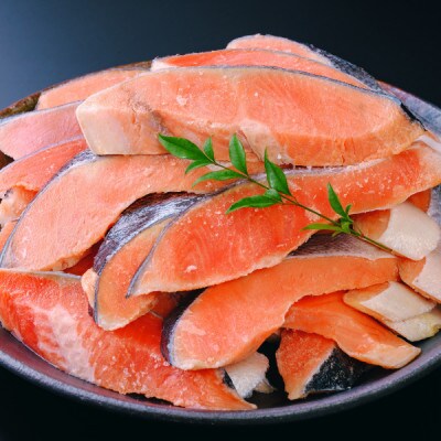 【訳あり】塩鮭切身〈2kg〉鮭問屋直送(腹・尾などの部位混在)【MS03】