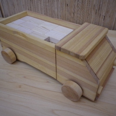 初節句のお祝いにぴったり♪知育玩具【熊野杉のトラック型の積み木58P】