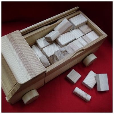 初節句のお祝いにぴったり♪知育玩具【熊野杉のトラック型の積み木58P】