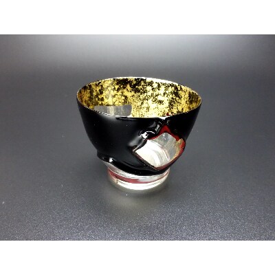 《伝統的でありながら現代的な漆器》 漆とガラス破片が融合した酒器【包-TsuTsuMu-】猪口