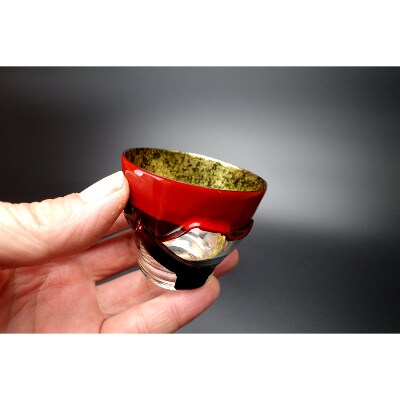 《伝統的でありながら現代的な漆器》 漆とガラス破片が融合した酒器【包-TsuTsuMu-】猪口 和色