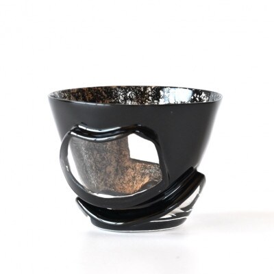 漆とガラス破片が融合した酒器【包-TsuTsuMu-】ぐい呑み / 黒銀