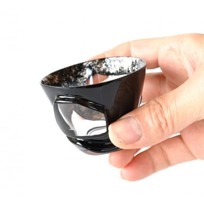 漆とガラス破片が融合した酒器【包-TsuTsuMu-】ぐい呑み / 黒銀