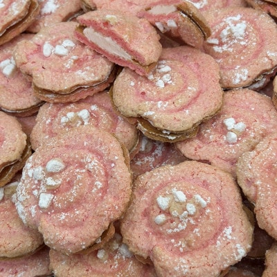 椿の花を型どったダックワーズ【椿姫】　与謝野町のおみやげにぴったり焼き菓子　ご自宅用のスイーツ にも
