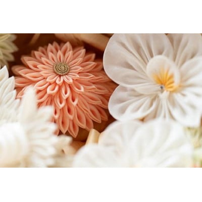 森の美しさを守る　与謝野ヒノキ木箱入りシルク100%つまみ細工ウエディングセット　京都丹後より