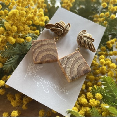 Wood Accessory　天然木の温かみを感じる職人手づくりの木とシルクつまみ細工のイヤリング