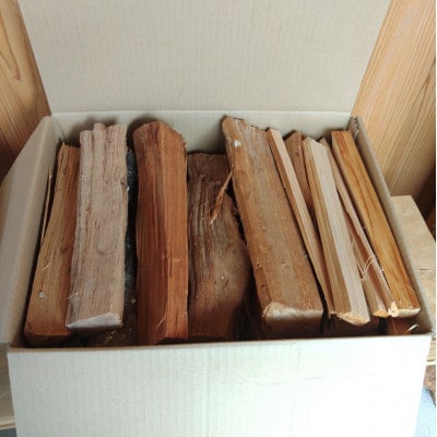 【毎月定期便】乾燥薪 キャンプ用 10kg×2箱 中割(約30cm) 広葉樹ミックス全9回