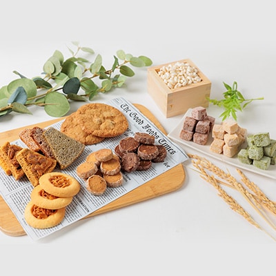 栽培期間中、農薬・化学肥料不使用の米粉で丁寧に作った焼き菓子8種と米菓子の詰め合わせ　