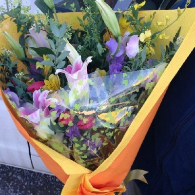 季節のお花を詰め合わせた花束ギフトL