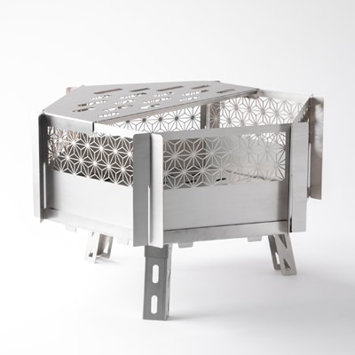 職人の技と美が融合した「麻柄焚き火台」～六角デザイン・折りたたみ脚式～