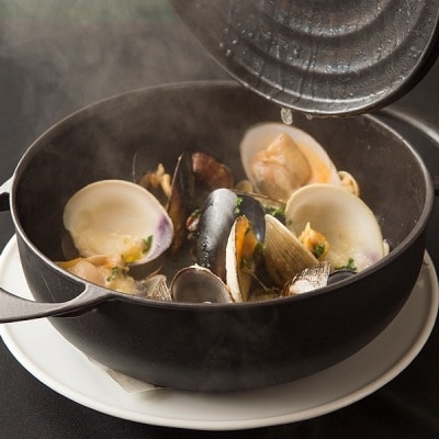 [UNILLOY(ユニロイ)] 浅型キャセロール(ホーロー鍋) 22cm くろがね【065P008】