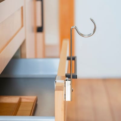 すっきり暮らす 浮いてみえるタオルホルダー ロー 燕三条製 [ビーワーススタイル]【010S856】