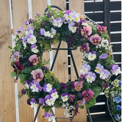 季節のお花の寄せ植えリース35センチ