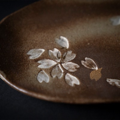 日展入選作家による象嵌の桜の花びらが風情豊かな「さくら金彩皿」