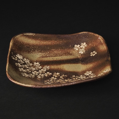 日展入選作家による象嵌の桜の花びらが風情豊かな「四方桜菓子器」