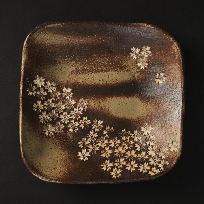 日展入選作家による象嵌の桜の花びらが風情豊かな「四方桜菓子器」
