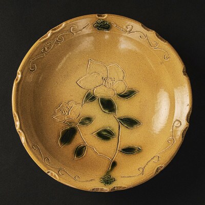 手描きの花と淡黄色が可憐な日展入選作家の「黄瀬戸輪花鉢」