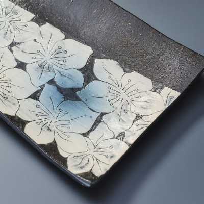 【日展入選作家作品】浮かび上がる桜模様が艶やかな「掻き落とし花文長皿」