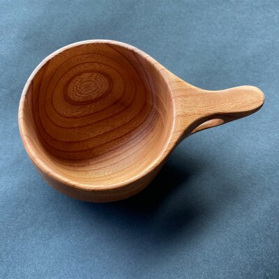 欅の木の色と木目を生かした木工作家の「マグカップ(ケヤキ)」