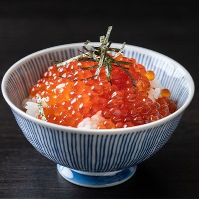 化粧箱入りいくら醤油漬け(180g)〈秋元水産〉