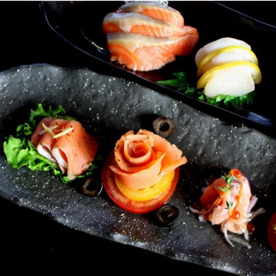 北海道 知床産 サーモンスライス(スモーク)70g×2パック　化学調味料不使用