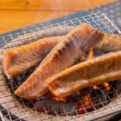 【北海道斜里町産】秋鮭ハラス(甘塩) 200g×8パック　シャケの脂乗りのよい部位!