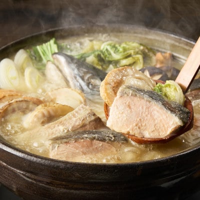 本格!知床から石狩鍋。鮭の出汁の濃さが自慢!3～4人前【鮭切身・ほたて・サケのあらと昆布だし付】