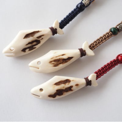 鹿の角　ストラップ(赤)　知床で手作り【エゾシカコウボウカルぺ】