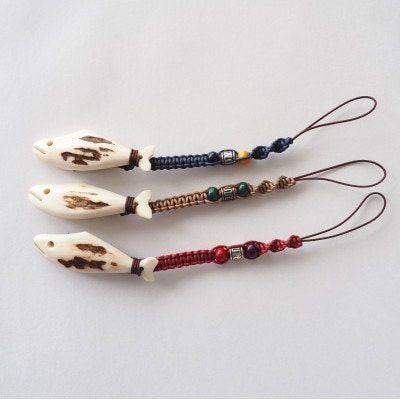 鹿の角　ストラップ(赤)　知床で手作り【エゾシカコウボウカルぺ】