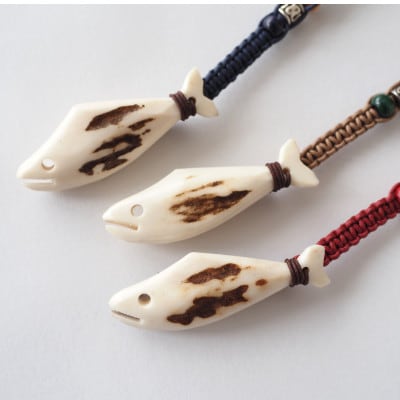 鹿の角　ストラップ(青)　知床で手作り【エゾシカコウボウカルぺ】