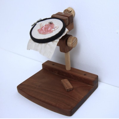 刺繍丸枠スタンド(ウォルナットC+)　丸ハンドル・針休め装備　グリップ2種付属　※丸枠は付属しません