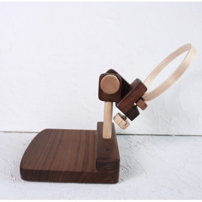 刺繍丸枠スタンド(ウォルナットC+)　丸ハンドル・針休め装備　グリップ2種付属　※丸枠は付属しません