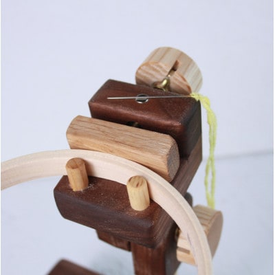 刺繍丸枠スタンド(ウォルナットC+)　丸ハンドル・針休め装備　グリップ2種付属　※丸枠は付属しません