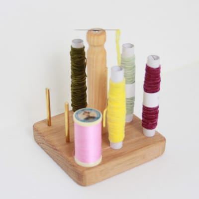 エディ工房　糸巻きスタンド(オーク・真鍮製8本立)　針休めマグネット付き